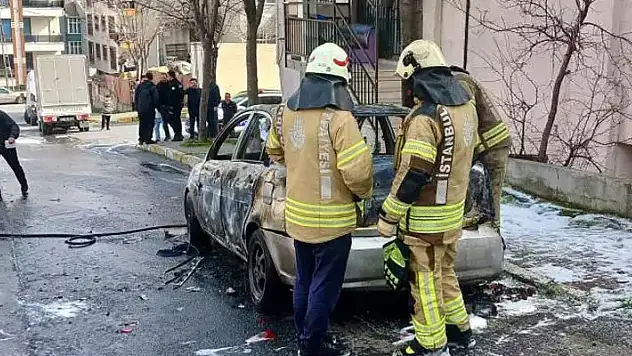 Komşu dehşeti! Önce bıçakladı sonra arabasını yaktı
