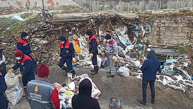 Komşuların şikâyetiyle ortaya çıktı! Konya'da bir ev ve bahçesinden 4 kamyon çöp çıkarıldı