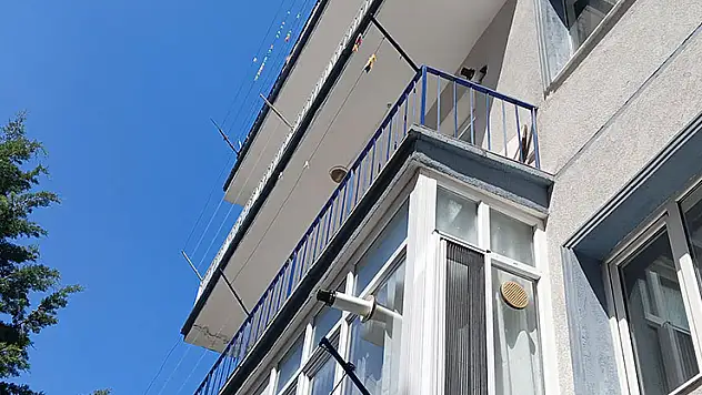 Komşusunun balkonundan kendi evine geçmeye çalışırken düşen kadın ağır yaralandı