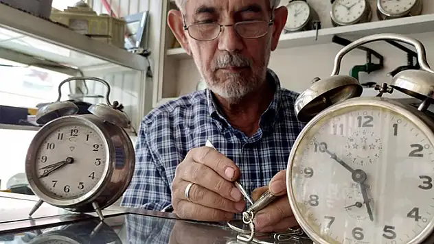 Komşusunun çırak olarak verdiği kişi, 55 yıldır kurmalı saat tamir ediyor
