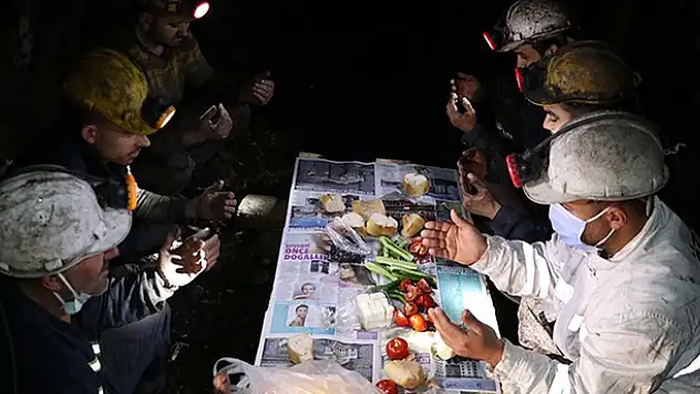 Kömür kentinin maden işçileri ilk sahurlarını yerin metrelerce altında yaptı