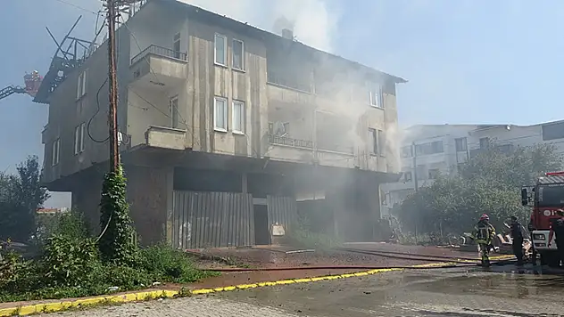 Kömürlükte çıkan yangın 2 katlı binaya sıçradı
