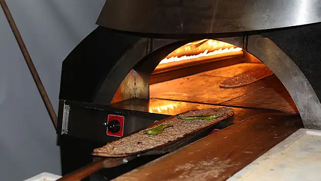 KONBELTAŞ Türkiye'nin ilk TSE onaylı etliekmek üretim belgesini aldı