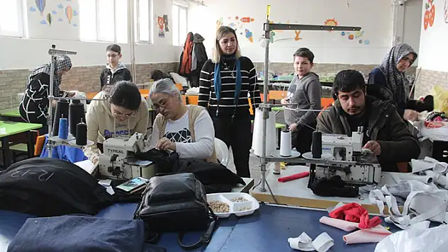 Konfeksiyon atölyesine çevrilen okul kantininde depremzedelere kıyafet diktiler
