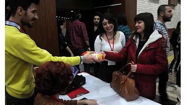 Konsere bilet yerine mamayla girdiler