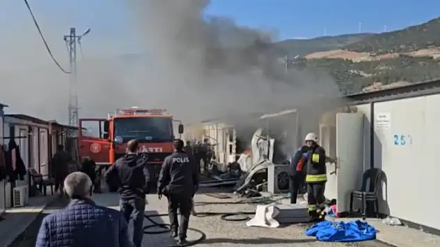 Konteyner kentte çıkan yangında 2 konteyner kül oldu
