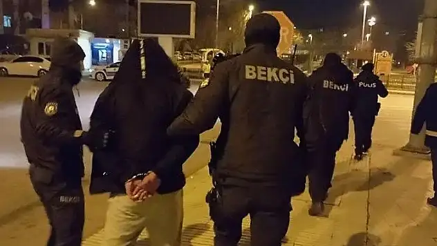 Kontrol noktasından kaçan şahsın üzerinden satır çıktı
