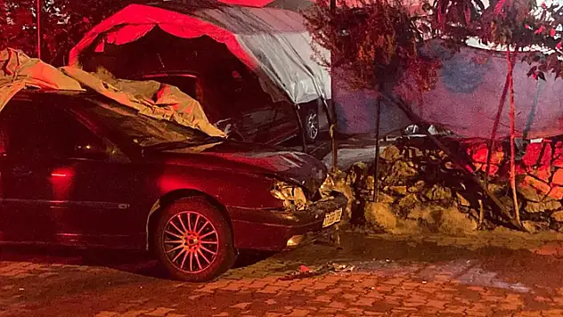 Kontrolden çıkan araç park halindeki araçları biçti
