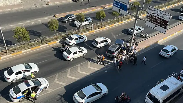 Kontrolden çıkan araç refüje çarptı: 6 yaralı
