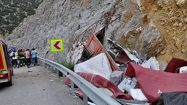 Kontrolden çıkan kamyon kayalığa çarptı: 1 ölü