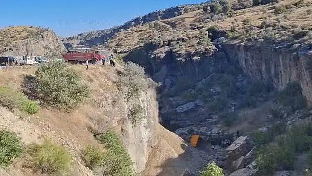 Kontrolden çıkan kamyon uçuruma düştü: 1 ölü