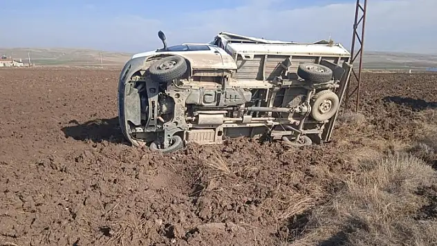 Kontrolden çıkan kamyonet tarlaya uçtu: 1 yaralı
