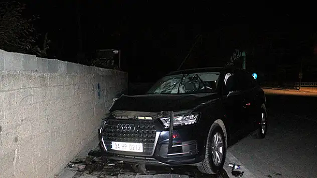Kontrolden çıkan lüks cip elektrik direğine çarptı: 1 yaralı