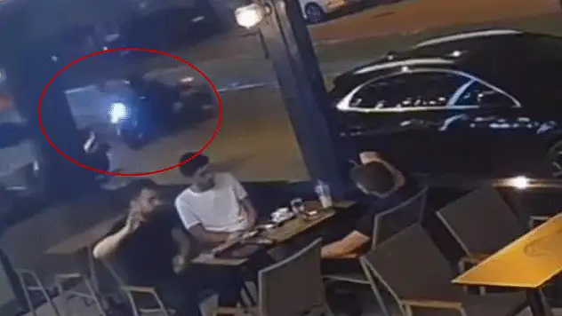 Kontrolden çıkan motosikletin kadın sürücüsü savruldu