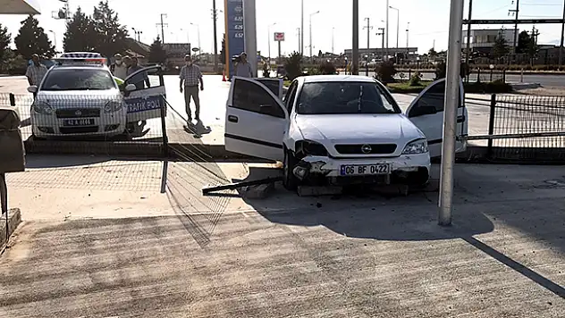 Kontrolden çıkan otomobil akaryakıt istasyonuna girdi: 3 yaralı