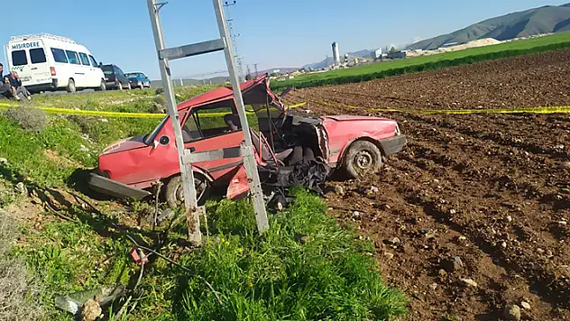 Kontrolden çıkan otomobil, aydınlatma direğine çarptı: 1 ölü
