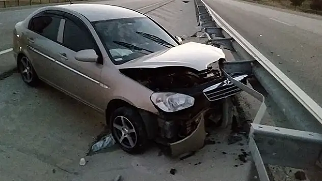 Kontrolden çıkan otomobil bariyerlere çarptı: 1 yaralı