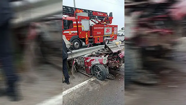 Kontrolden çıkan otomobil bariyerlere saplandı: 2 ağır yaralı