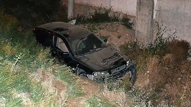 Kontrolden çıkan otomobil çukura düştü