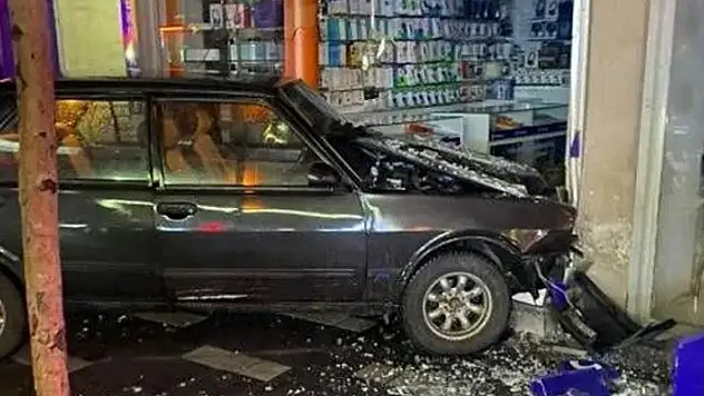 Kontrolden çıkan otomobil iki dükkana çarptı
