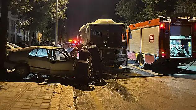 Kontrolden çıkan otomobil karşı şeride geçerek işçi servisiyle kafa kafaya çarpıştı
