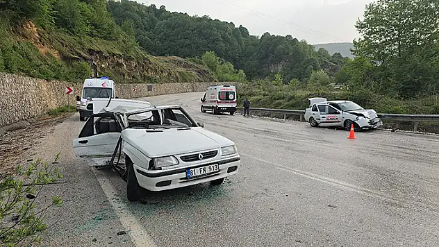 Kontrolden çıkan otomobil, karşı yönden gelen otomobille çarpıştı