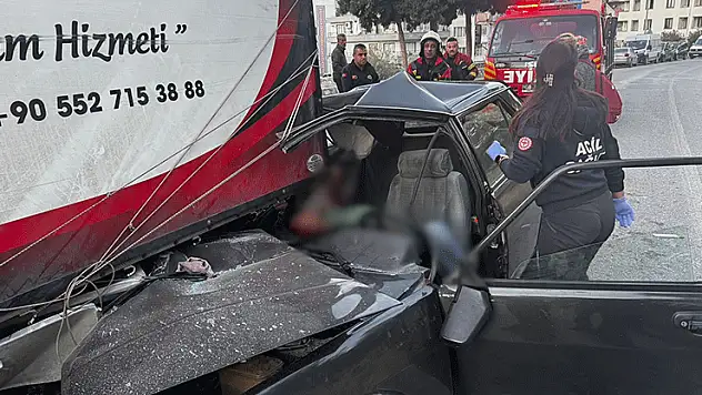 Kontrolden çıkan otomobil park halindeki kamyonete ok gibi saplandı: 1 ölü, 4 yaralı