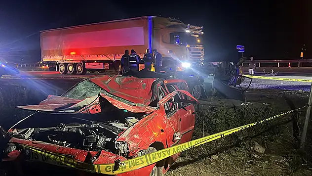 Kontrolden çıkan otomobil, refüjü aşarak karşı şeritten gelen otomobilin üzerine düştü: 2 ölü, 3 yaralı
