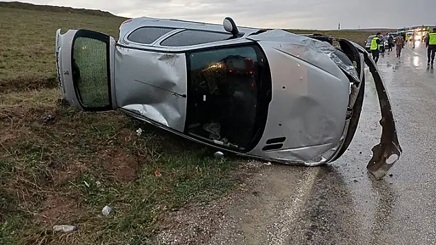 Kontrolden çıkan otomobil şarampole devrildi: 5 yaralı
