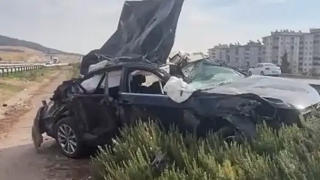 Kontrolden çıkan otomobil taklalar atarak refüje uçtu: 1 ölü, 4 yaralı