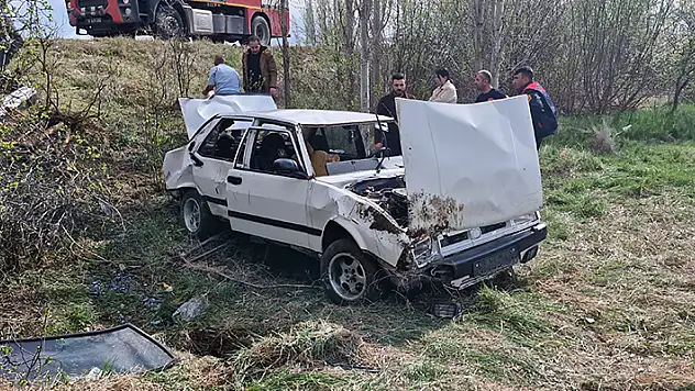 Kontrolden çıkan otomobil tarlaya uçtu: 4 yaralı
