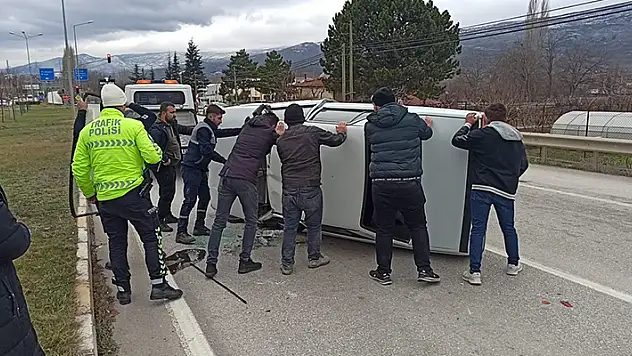 Kontrolden çıkan otomobil ters döndü, elleriyle çevirdiler

