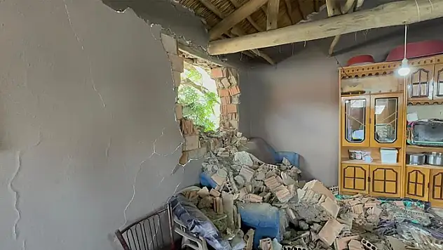 Kontrolden çıkan patpat evin oturma odasından içeri girdi