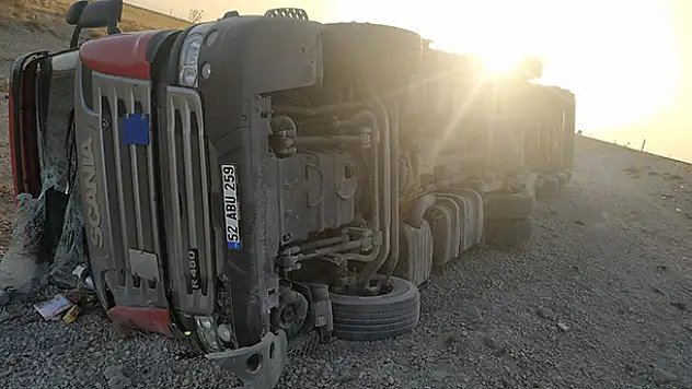 Kontrolden çıkan tır devrildi, sürücüsü yaralandı
