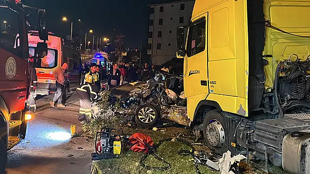 Kontrolden çıkan tır refüjü aşıp, çarptığı otomobili hurdaya çevirdi: 1 ölü
