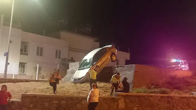 Kontrolden çıkıp duvarda asılı kalan otomobilin sürücüsü 3.93 promil alkollü çıktı
