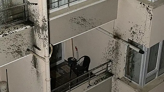 Kontrolden çıkıp otoparktan uçan otomobil, apartmanın 3'üncü katına çarptı
