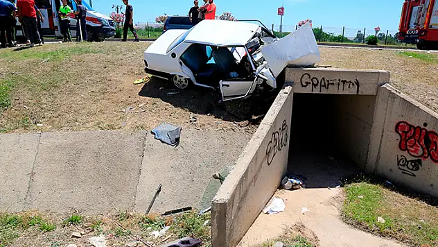 Kontrolü kaybedip beton bloka çarptı, kazayı duyan baba fenalık geçirdi
