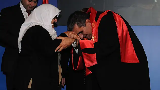 
Konuk: 'Annelerimize en güzel hediye virüsü yenmiş, evlatlarının okuluna, işine gücüne gidebildiği bir Türkiye'