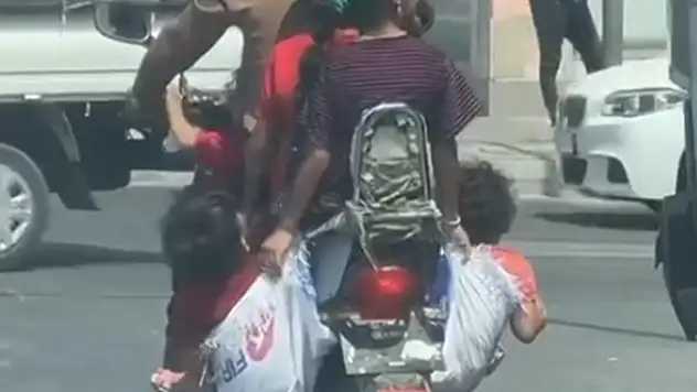 Konum: Adana! 6 kişinin bindiği motosiklette çocuklar çuvalla taşındı
