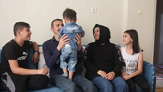 Konuşamayan minik Emirhan'a koruyucu aile oldular