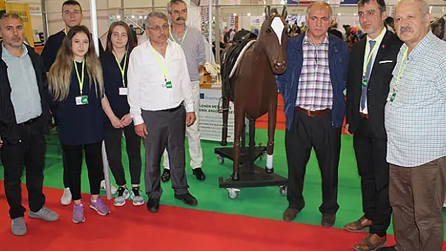 Konuşan at heykeli 'Cengaver' ilgi odağı oldu