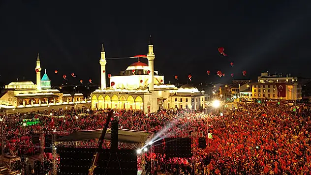 Konya 15 Temmuz'da Mevlana Meydanı'na akın etti