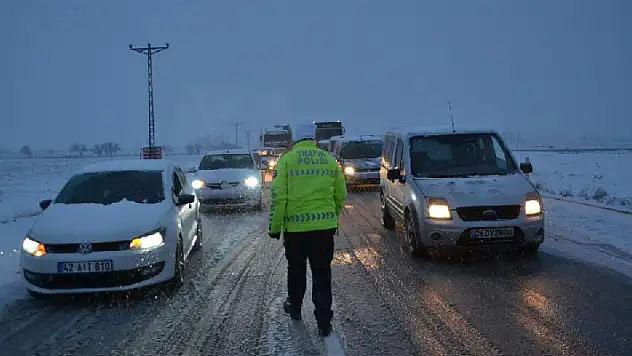 Konya Adana kara yolu 16 saattir trafiğe kapalı
