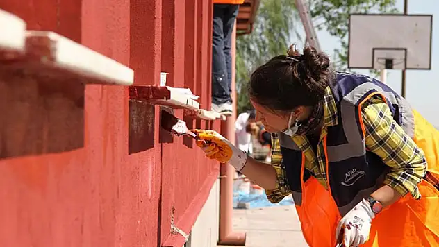 Konya AFAD gönüllüleri okul boyadı