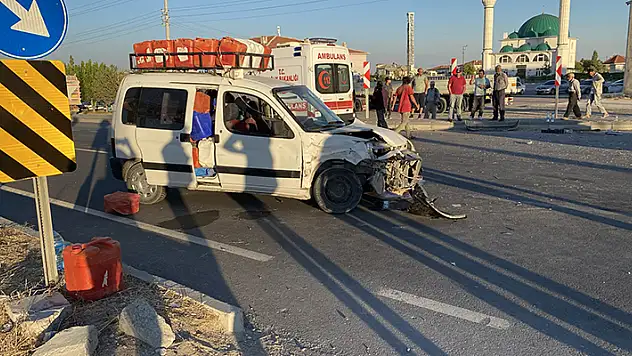 Konya- Aksaray kara yolunda  hafif ticari araç ile otomobil çarpıştı: 5 yaralı
