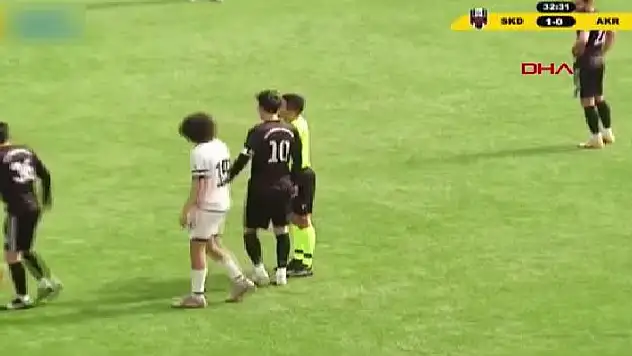 Konya Amatör Küme maçında saha komiseri hakeme saldırdı

