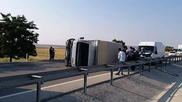 Konya-Ankara kara yolunda kamyonet devrildi: 2 yaralı!