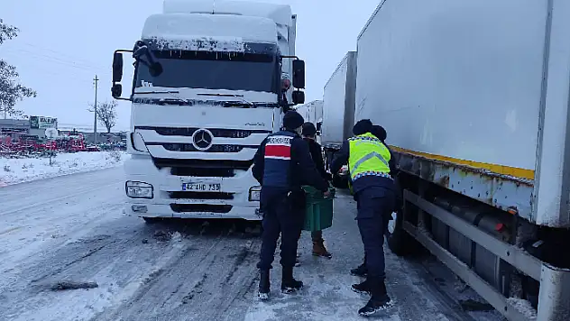 Konya-Ankara kara yolunda mahsur kalanlara sıcak çorba ikramı
