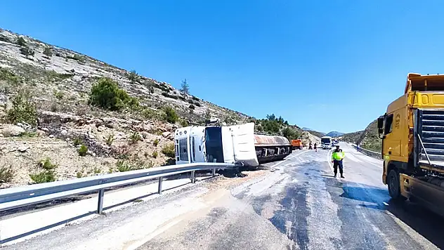 Konya-Antalya kara yolunda devrilen tırda yüklü zift yola saçıldı